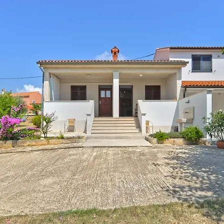 Snjezana 1747 מדולין